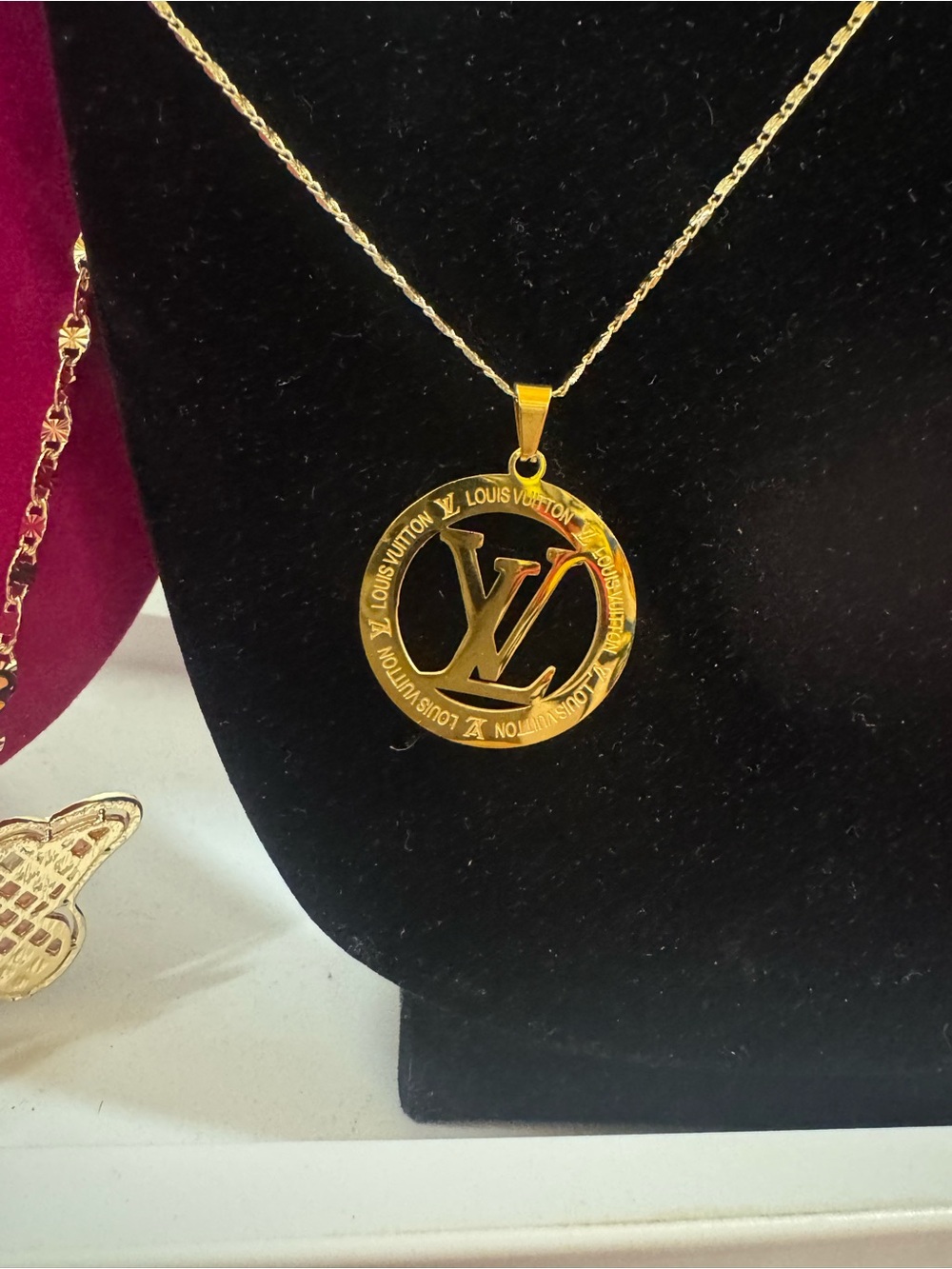 Louis Vuitton Gold Circular LV Logo Pendant Necklace - Picture 5 of 5